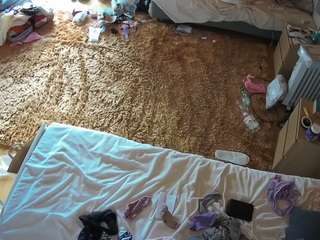voyeurcam-julmodels-whitebed-5