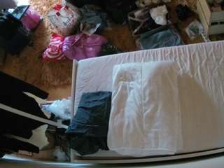 voyeurcam-julmodels-whitebed-5