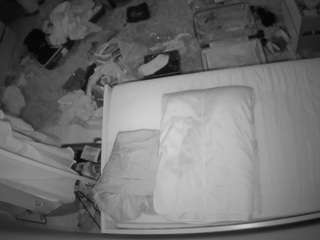 voyeurcam-julmodels-whitebed-5