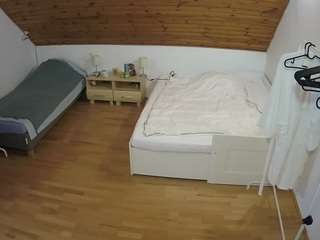 voyeurcam-julmodels-whitebed-6