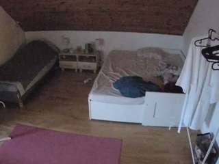 voyeurcam-julmodels-whitebed-6