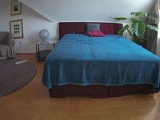 Voyeu House camsoda voyeurcam-julmodels-whitebed-6