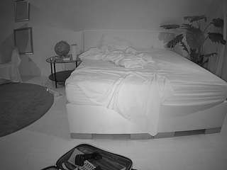 Voyeur Pornos camsoda voyeurcam-julmodels-whitebed-6