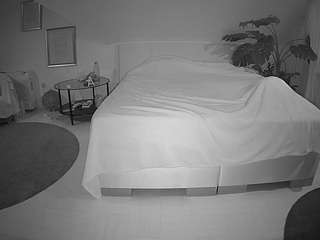 voyeurcam-julmodels-whitebed-6