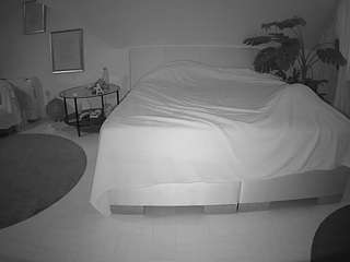 voyeurcam-julmodels-whitebed-6