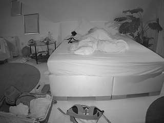 voyeurcam-julmodels-whitebed-6