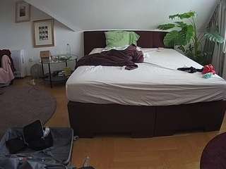 voyeurcam-julmodels-whitebed-6