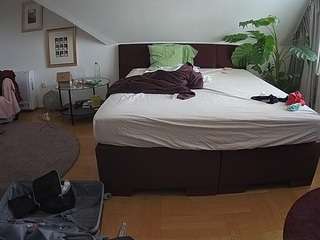 voyeurcam-julmodels-whitebed-6