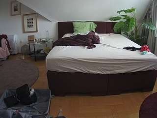 voyeurcam-julmodels-whitebed-6