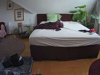 voyeurcam-julmodels-whitebed-6