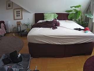 voyeurcam-julmodels-whitebed-6