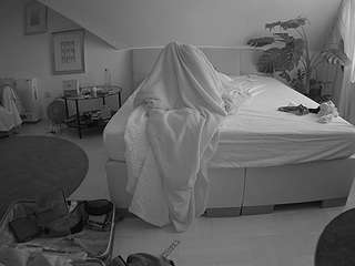 voyeurcam-julmodels-whitebed-6
