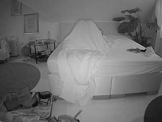 voyeurcam-julmodels-whitebed-6