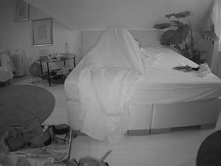 voyeurcam-julmodels-whitebed-6