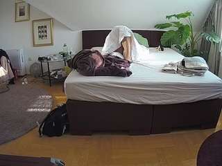 voyeurcam-julmodels-whitebed-6