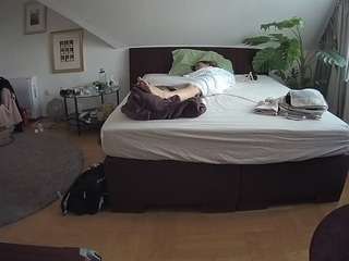 voyeurcam-julmodels-whitebed-6
