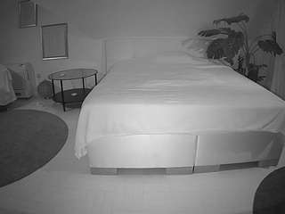 voyeurcam-julmodels-whitebed-6
