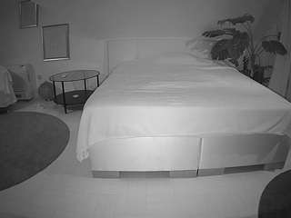 voyeurcam-julmodels-whitebed-6