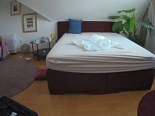 voyeurcam-julmodels-whitebed-6