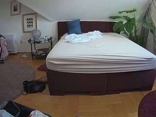 voyeurcam-julmodels-whitebed-6