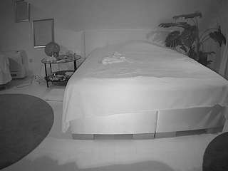 voyeurcam-julmodels-whitebed-6
