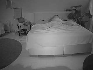 voyeurcam-julmodels-whitebed-6