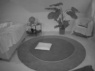 voyeurcam-julmodels-whitebed-6