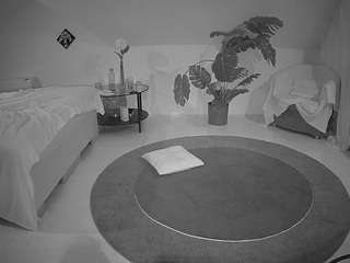 voyeurcam-julmodels-whitebed-6 - Live Cam