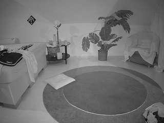 voyeurcam-julmodels-whitebed-6