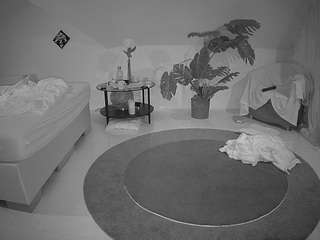 voyeurcam-julmodels-whitebed-6 - Cam en Direct