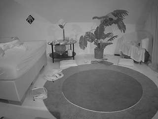 voyeurcam-julmodels-whitebed-6 webcam