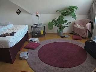 voyeurcam-julmodels-whitebed-6