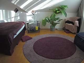 voyeurcam-julmodels-whitebed-6 camsoda