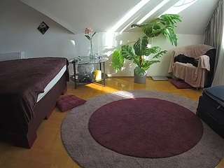 voyeurcam-julmodels-whitebed-6 camsoda