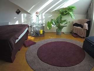 voyeurcam-julmodels-whitebed-6 camsoda