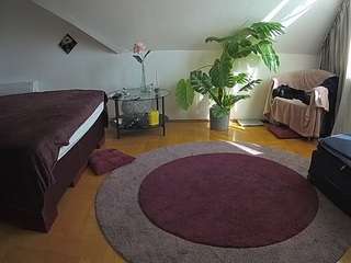 voyeurcam-julmodels-whitebed-6 camsoda