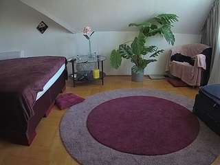 voyeurcam-julmodels-whitebed-6 camsoda