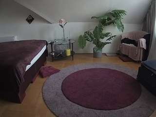 voyeurcam-julmodels-whitebed-6 camsoda