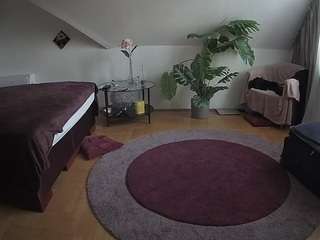 voyeurcam-julmodels-whitebed-6 camsoda