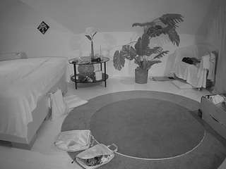 voyeurcam-julmodels-whitebed-6 camsoda