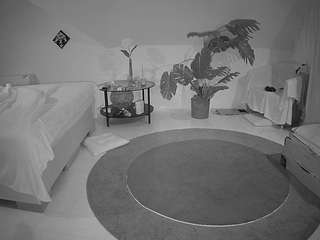 voyeurcam-julmodels-whitebed-6 camsoda