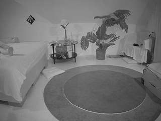 voyeurcam-julmodels-whitebed-6