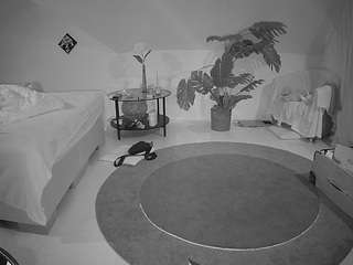 voyeurcam-julmodels-whitebed-6 camsoda