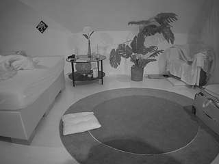 voyeurcam-julmodels-whitebed-6