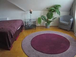 voyeurcam-julmodels-whitebed-6
