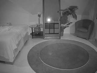 voyeurcam-julmodels-whitebed-6