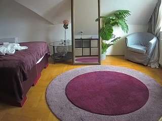 voyeurcam-julmodels-whitebed-6