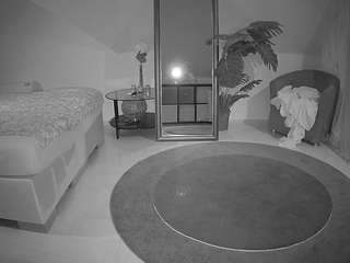 voyeurcam-julmodels-whitebed-6
