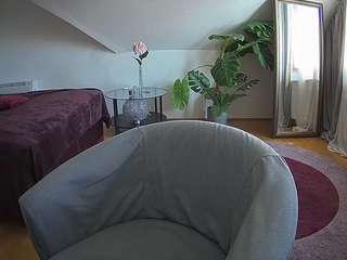 voyeurcam-julmodels-whitebed-6