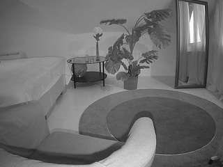 voyeurcam-julmodels-whitebed-6 camsoda